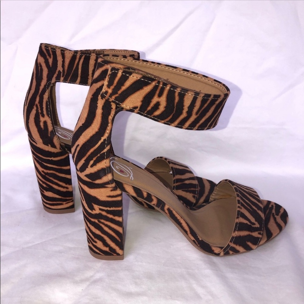 ⬇️💲”D” Tiger Print Block Heels  NWOT - Picture 10 of 10